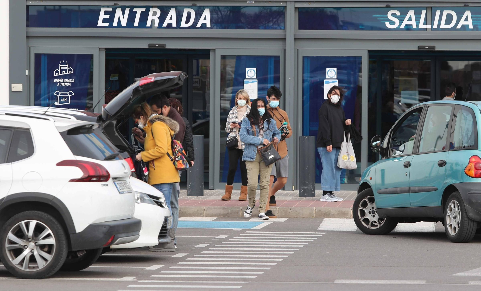 Colas en Ikea Valencia pese a estar disparados los contagios