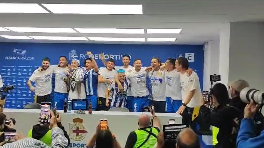 La fiesta del ascenso del Deportivo en la sala de prensa del estadio de Riazor.