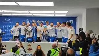 La fiesta del ascenso del Deportivo en la sala de prensa del estadio de Riazor.