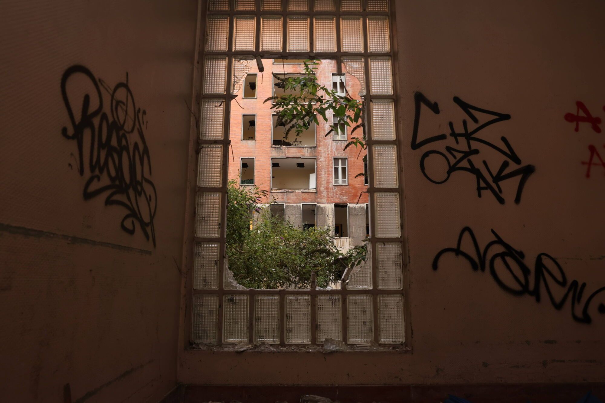 Viejo HUCA. Recorrido por cómo está el viejo hospital.