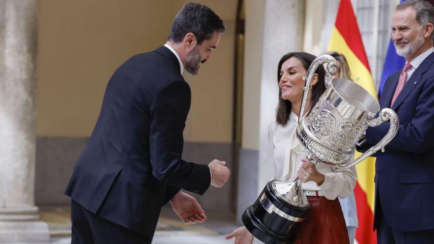 La Reina Letizia entrega un premio por su trayectoria al exjugador asturiano de balonmano Raúl Entrerríos