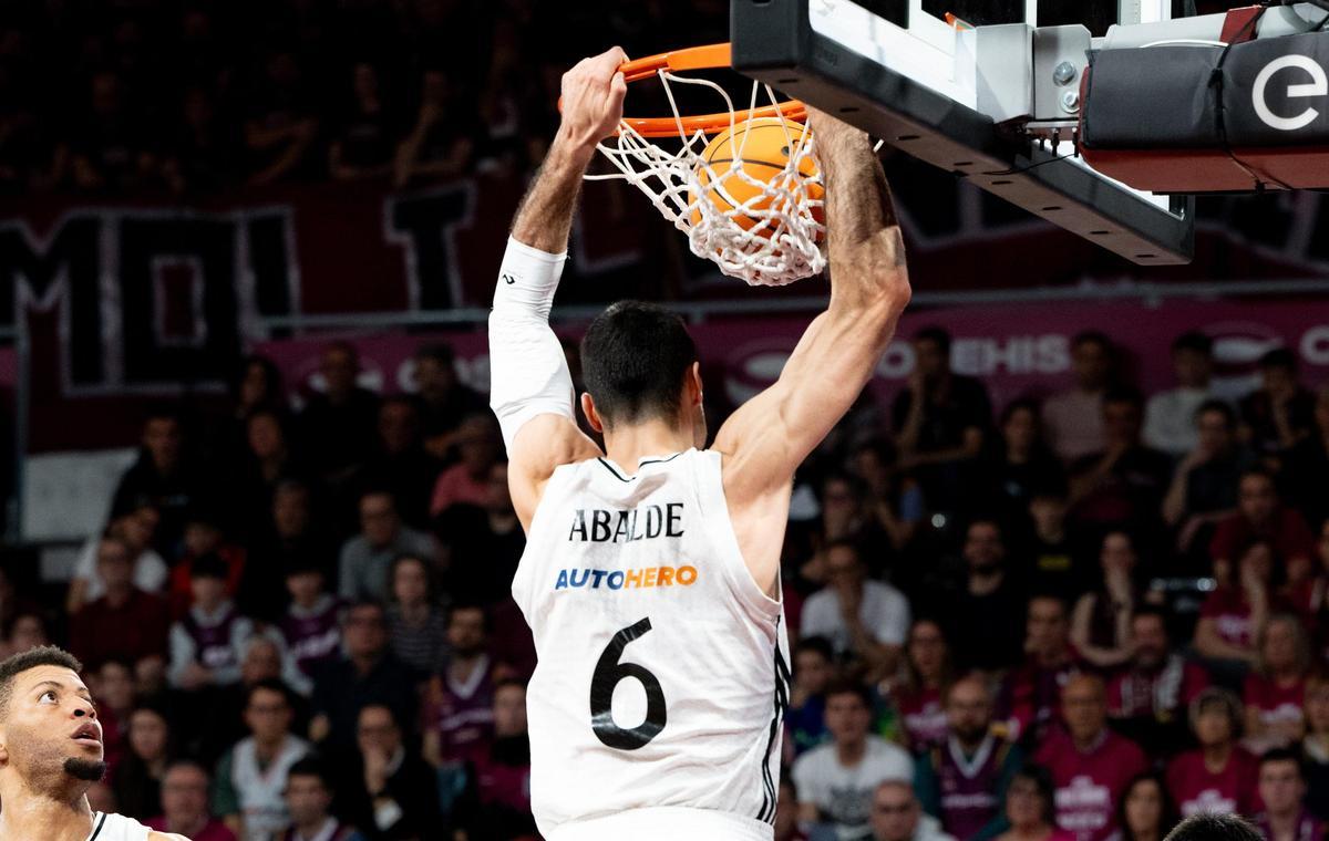 Abalde se cuelga del aro del Hiopos Lleida