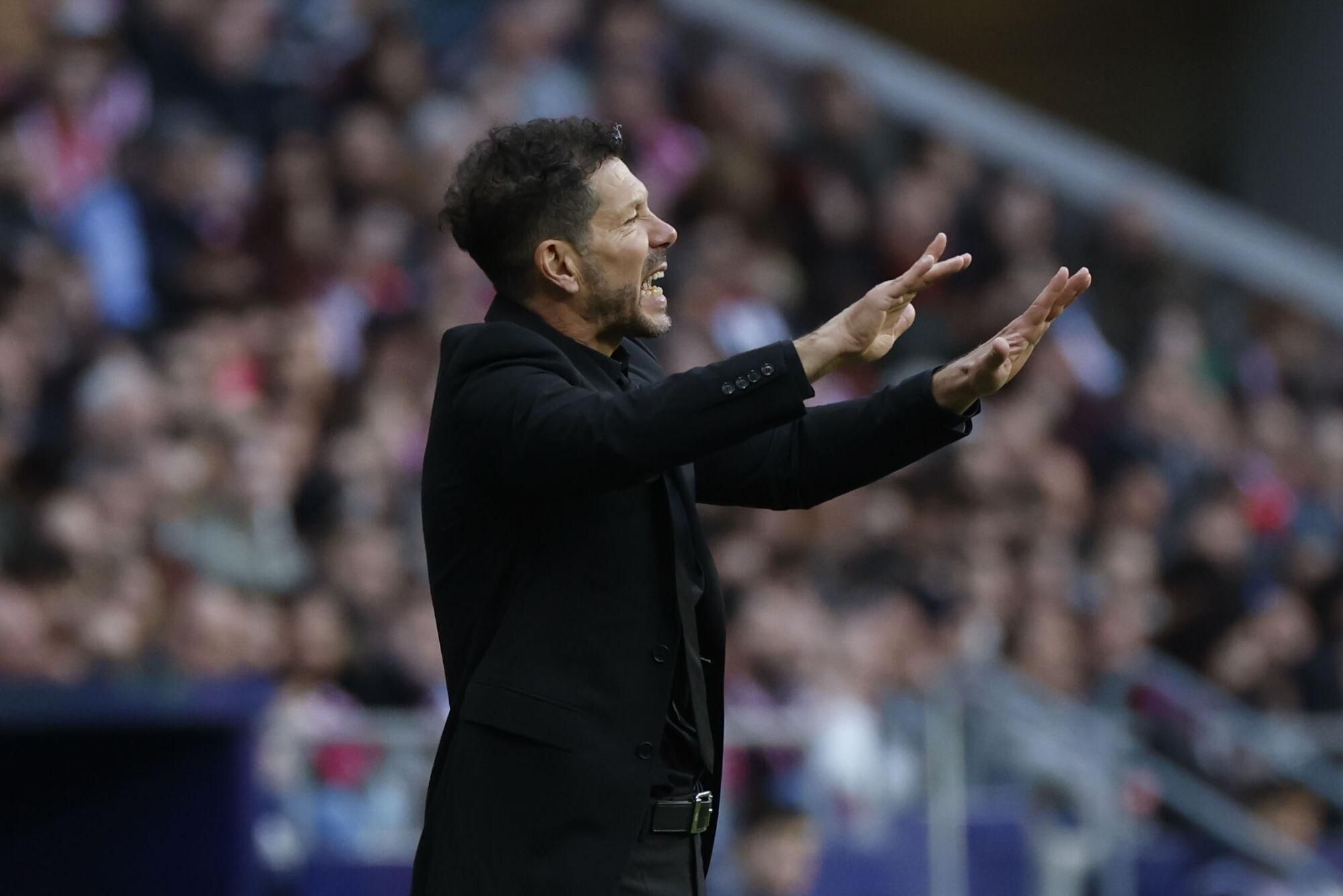 MADRID , 12/01/2025.- El entrenador del Atlético de Madrid, el argentino Diego Simeone, durante el partido de LaLiga entre el Atlético de Madrid y el Osasuna, este domingo en el Riyadh Air Metropolitano de Madrid.EFE/ Juanjo Martín