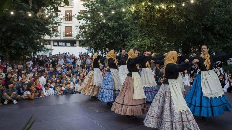 Numeroso público acudió a la actuación de Xirandola y Fortín da Pomba. // Bernabé/Ana Agra