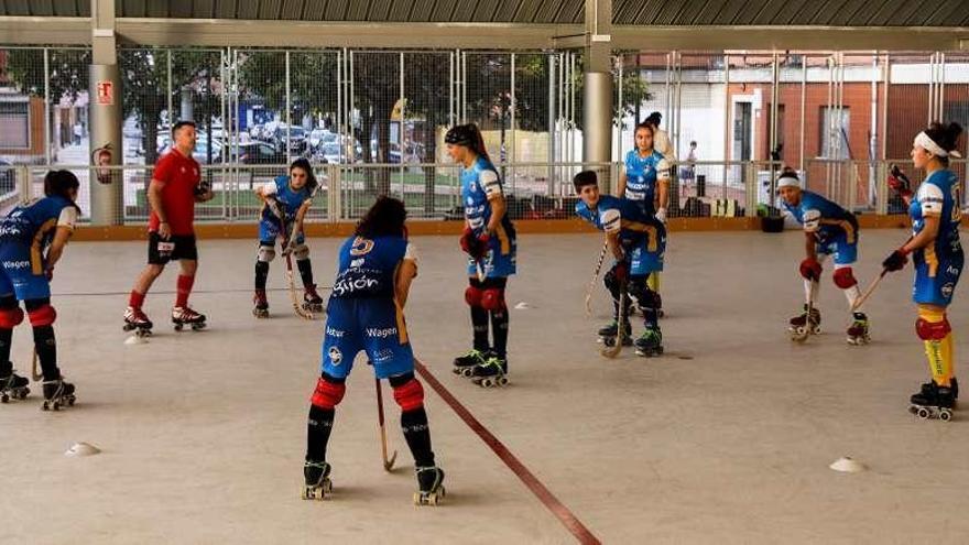 La plantilla del Telecable Gijón, durante su primer entrenamiento en La Algodonera.