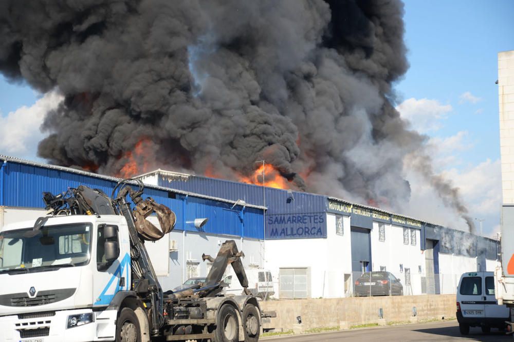 Incendio de varias naves industriales en el polígono de Marratxí