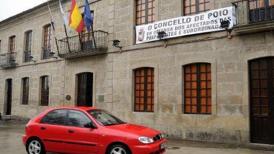 La pancarta, colgada en la fachada del ayuntamiento.  // Rafa Vázquez