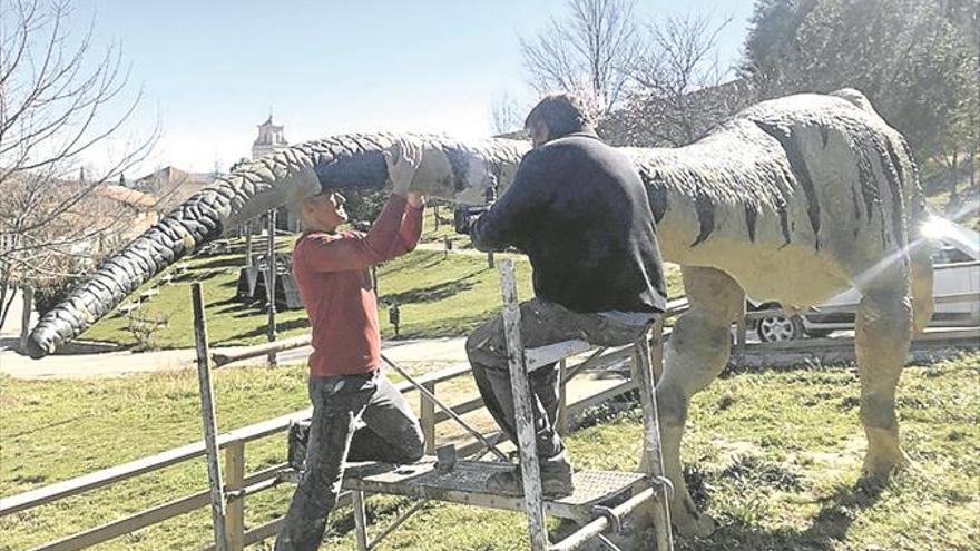 El dinosaurio de Morella ya vuelve a lucir su cola