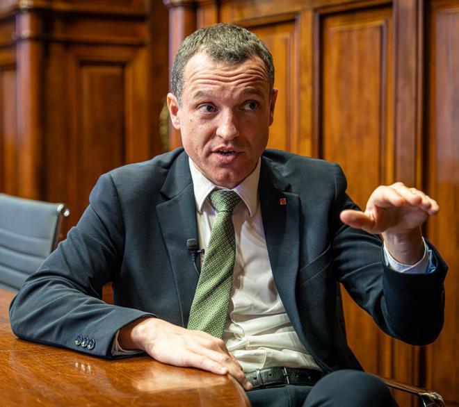 Министр Каталонии справляется с кризисами в агропромышленности