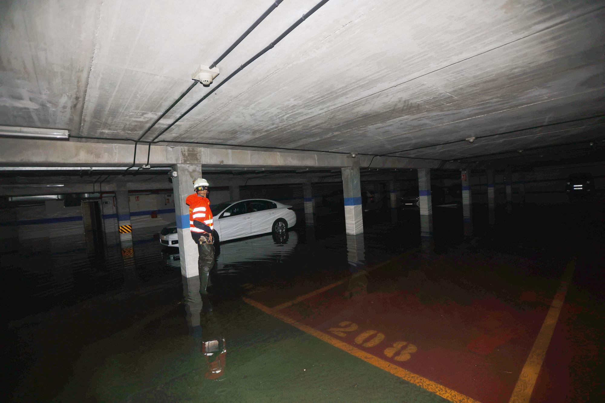Bomberos interviniendo en garajes inundados de Oviedo.