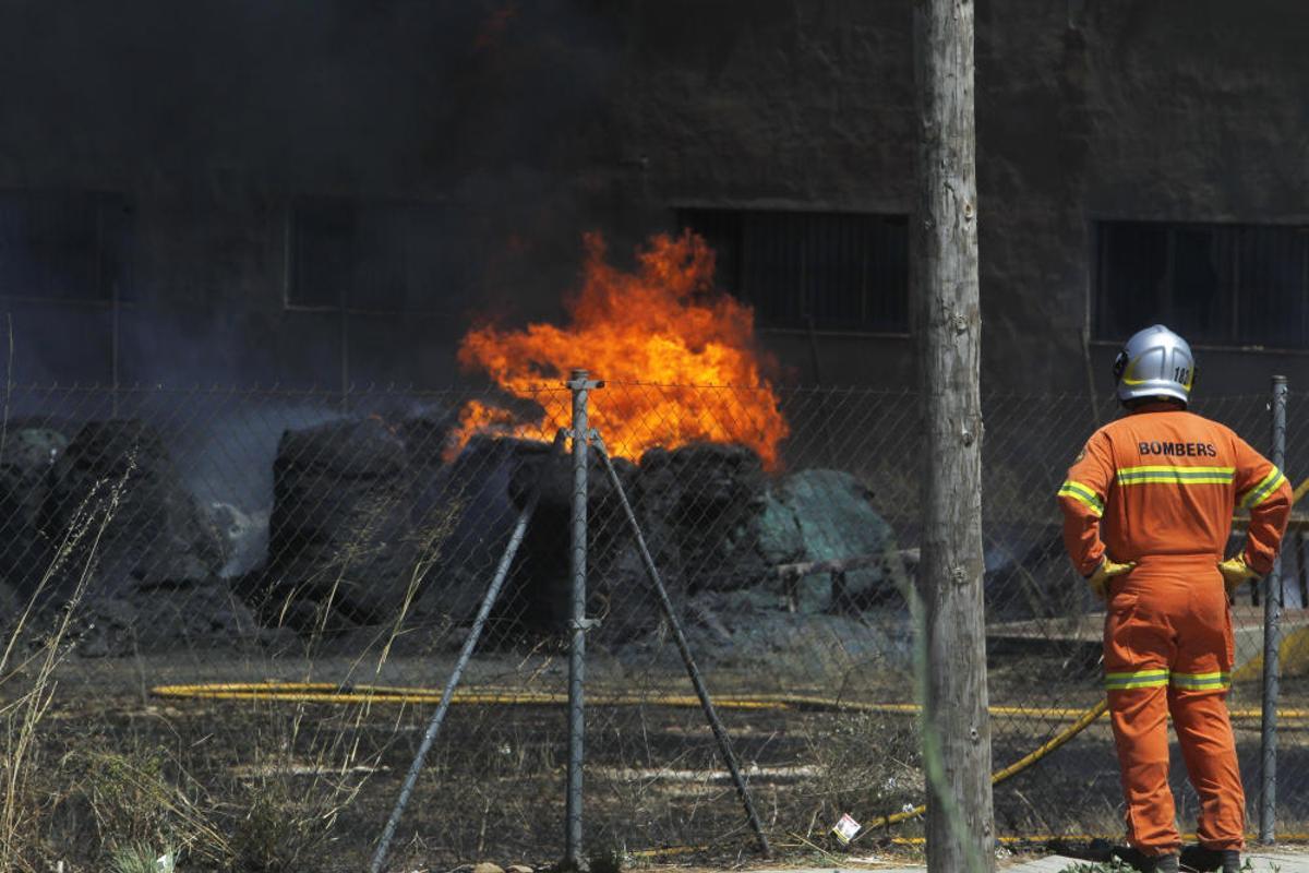 Incendio en el polígono Fuente del Jarro Incendio en el polígono Fuente del Jarro
