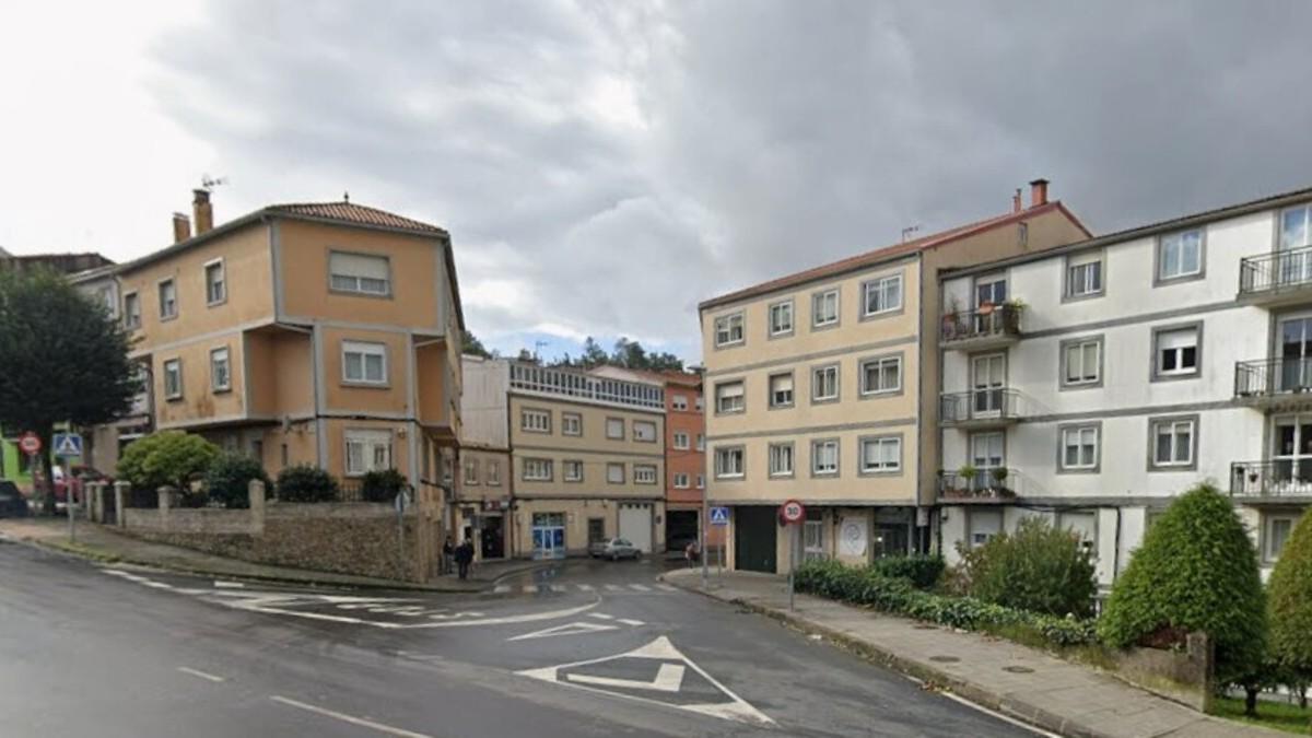 Aquellos conductores que vengan desde Arins deberán tomar con por la rúa Bernal o por este cruce con la rúa Picaños