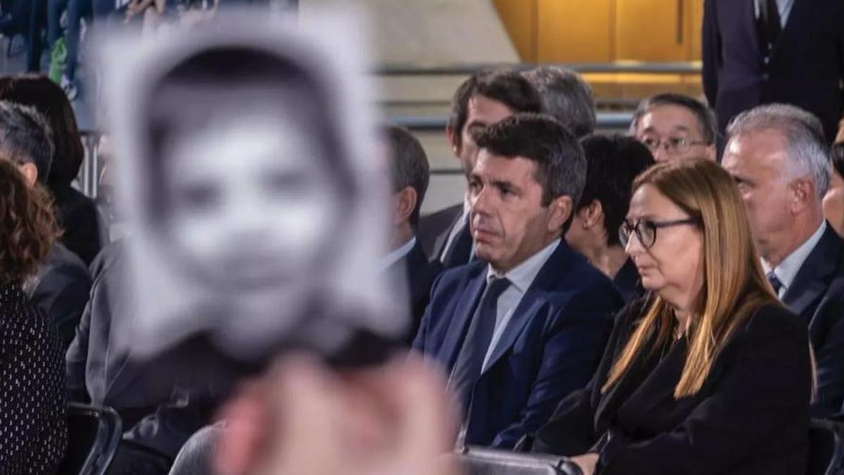 Mazón, junto a una directora general de su Consell, en el funeral de Estado