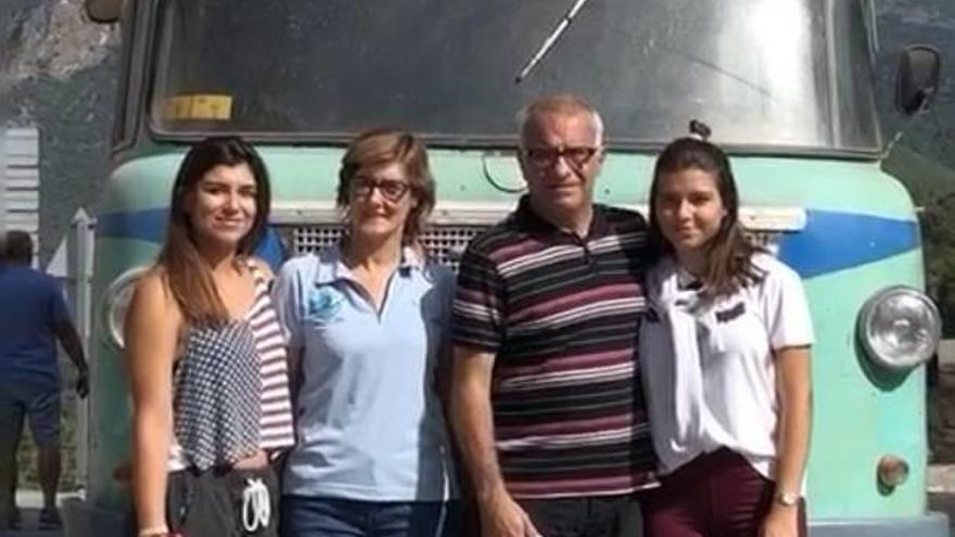 La família Barral, amb l&#039;Imma, amb polo blau, s&#039;acomiada del vehicle