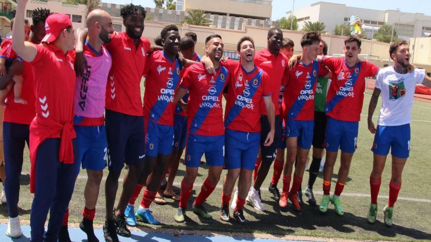 Los jugadores del Lanzarote celebran con su afición la clasificación para el ‘playoff’ de ascenso. | | LP/DLP