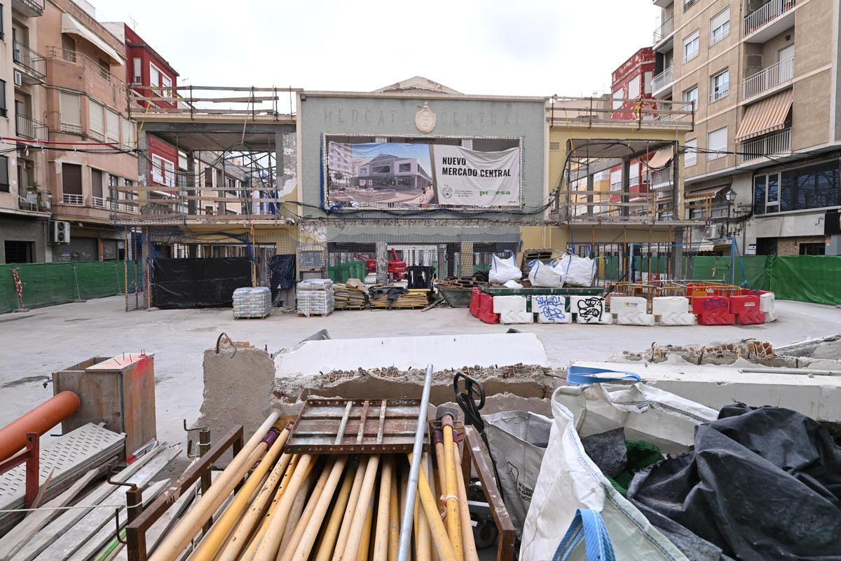 Lo que queda de la fachada del Mercado Central en la parte que da a la plaza de las Flores, en una imagen de este viernes.