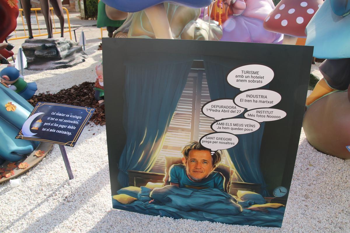 Un soñador y pensativo alcalde, Jorge Monferrer (PP), en la falla Centre Espanya.