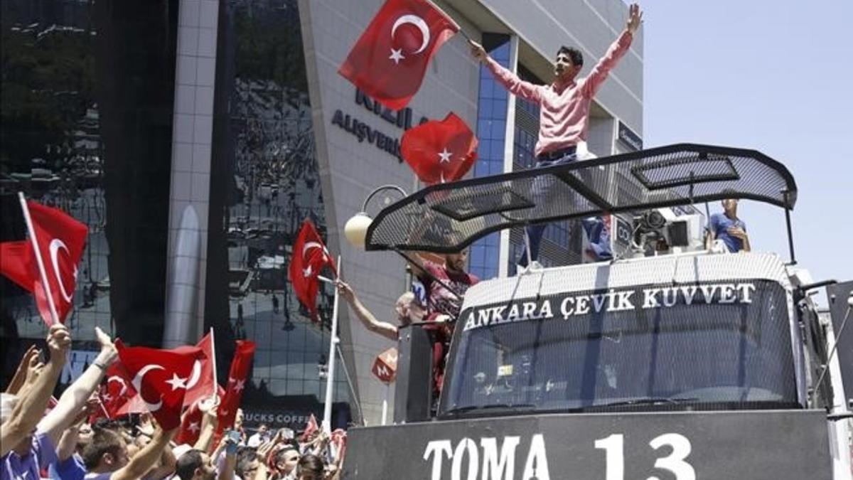Partidarios de Erdogan celebran el fracaso del golpe, sobre un vehiculo policial en Ankara.