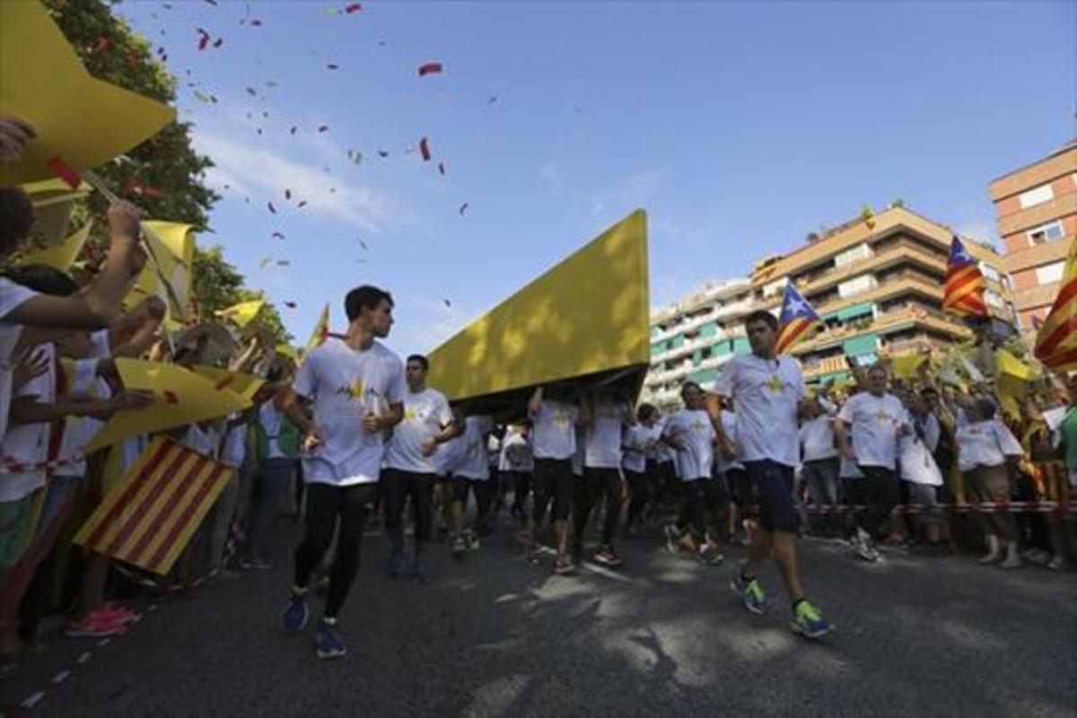 El puntero de la Via Lliure  inicia su recorrido por la Meridiana, en Can Dragó.