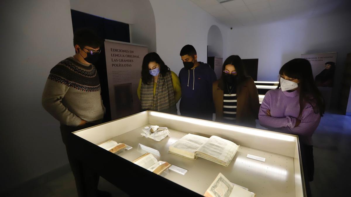 Un grupo de estudiantes observa algunas de  las piezas que se muestran en la exposición.