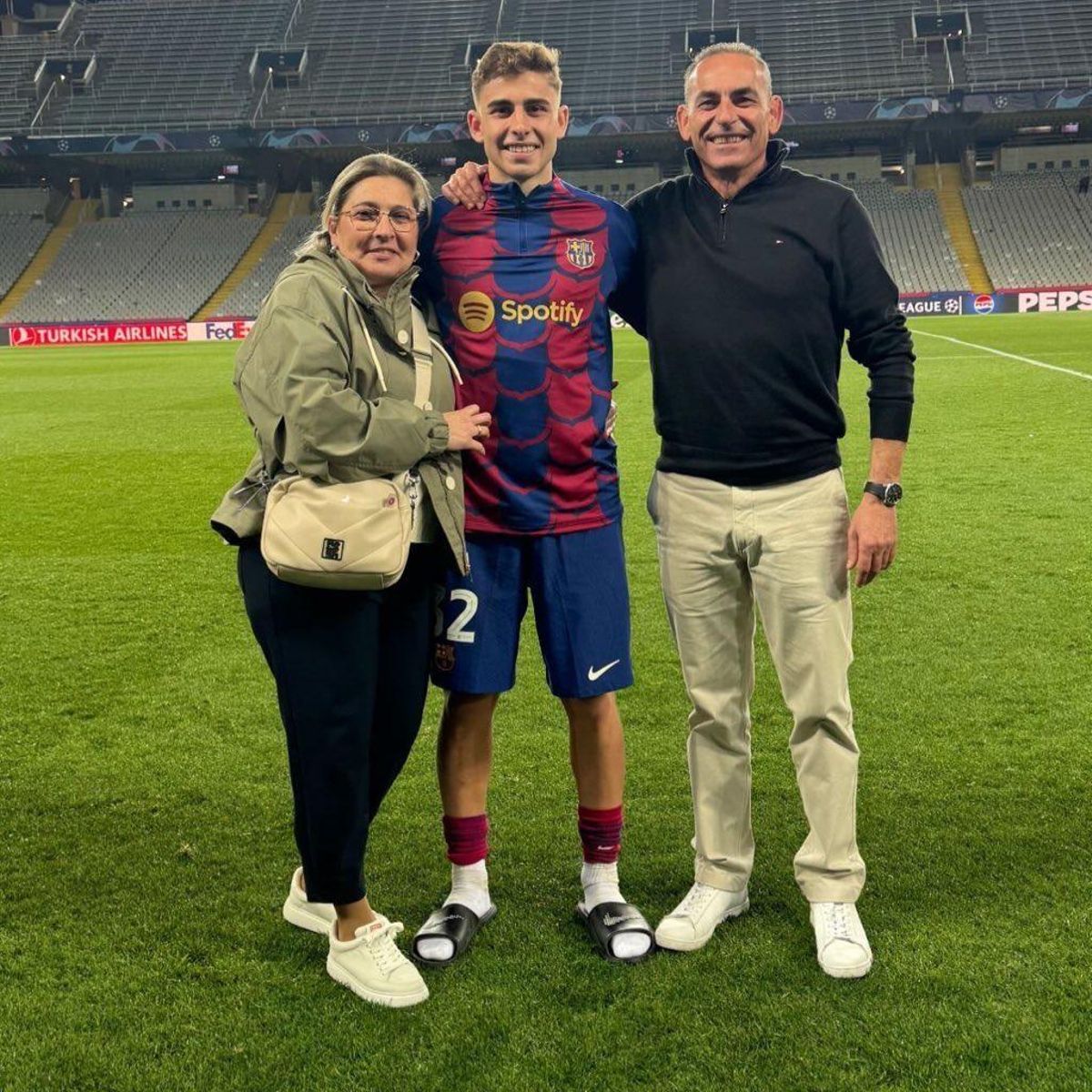Fermín con sus padres.