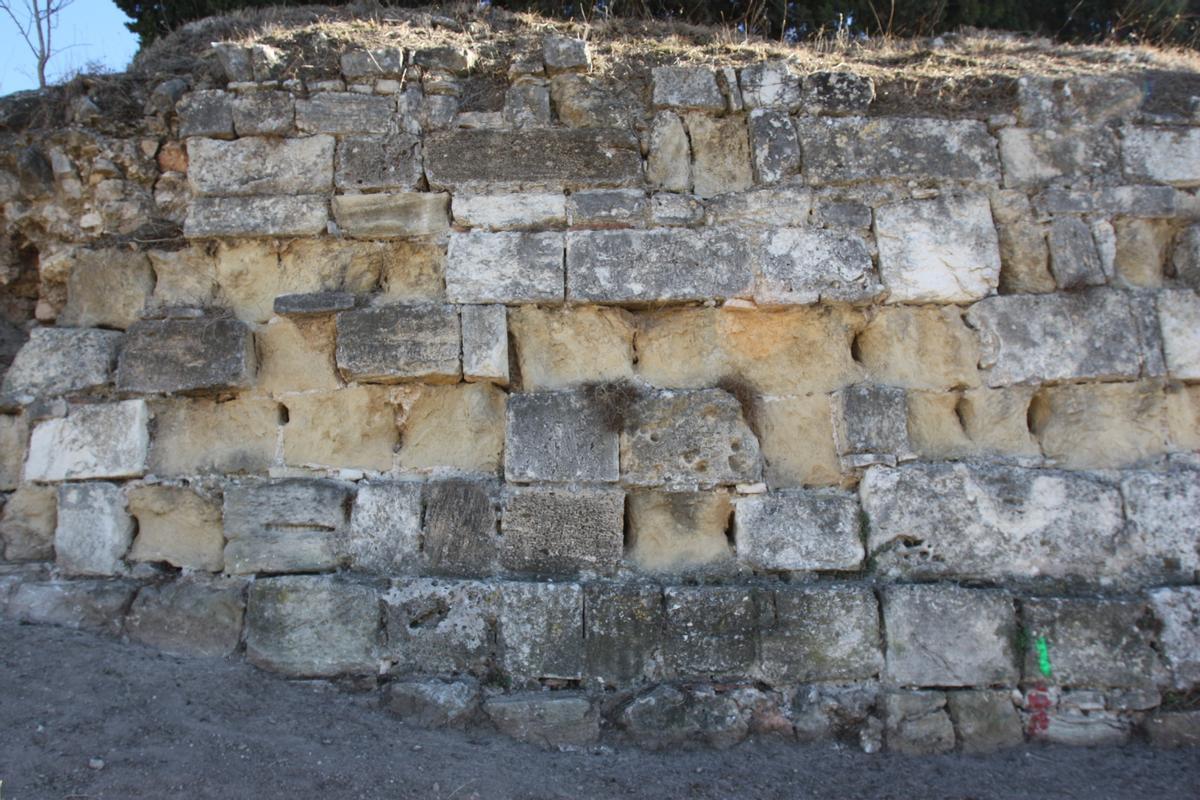 Muralla en el entorno de Montsant de origen posiblemente islámico.