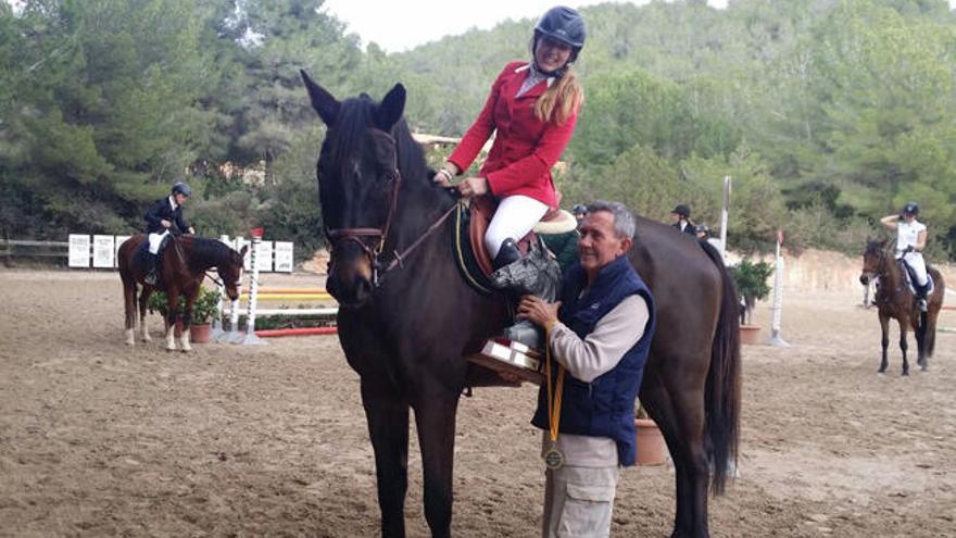 Gloria Checa junto a su caballo Mr. D.