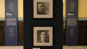 Fotografías de Antonio (arriba) y Manuel Machado (abajo) en su juventud que se pueden ver en la exposición de la RAE.