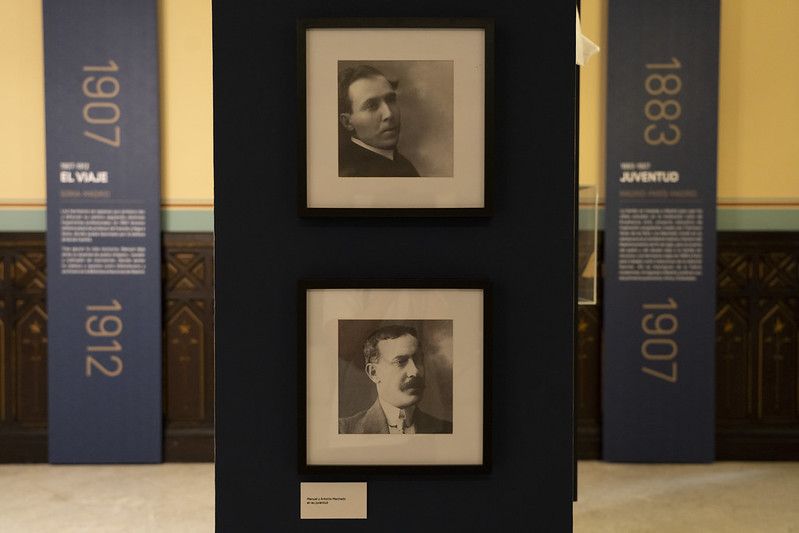 Fotografías de Antonio (arriba) y Manuel Machado (abajo) en su juventud que se pueden ver en la exposición de la RAE.