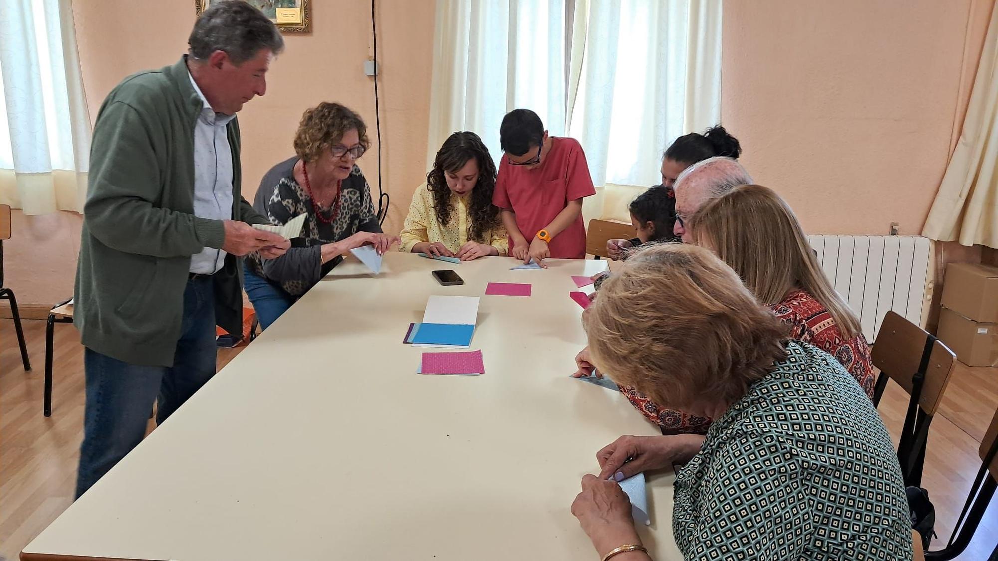 GALERÍA | Villafáfila despide las fiestas de San Isidro con un taller de papiroflexia