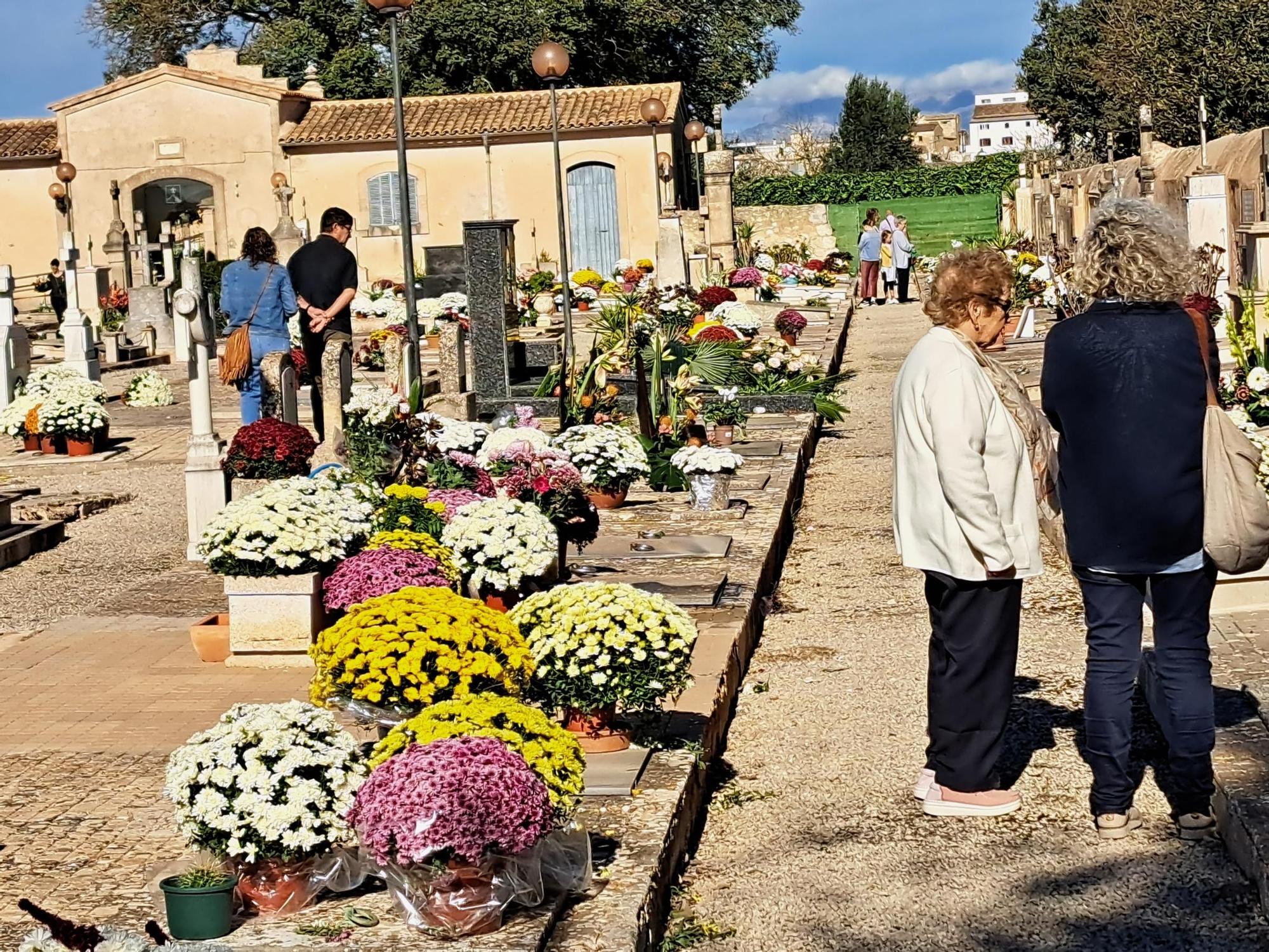 Miles de personas acuden a los cementerios de la Part Forana para honrar a sus difuntos, en imágenes