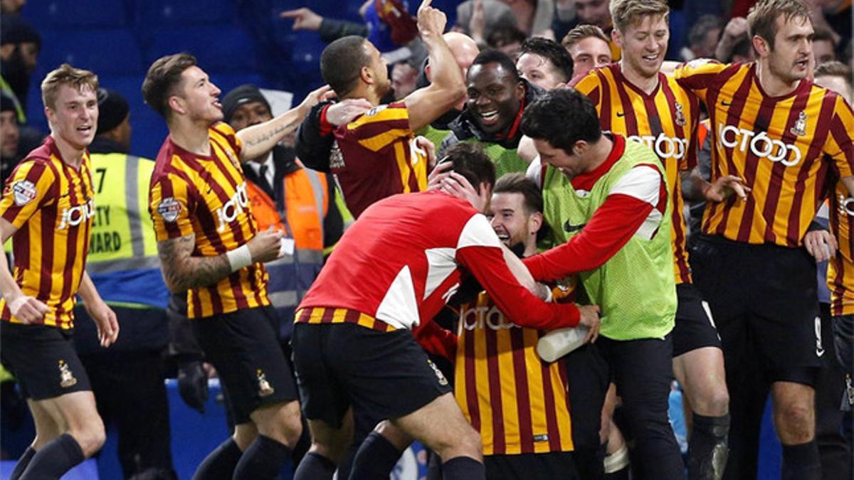 Los jugadores del Bradford City celebraron la hazaña lograda en Stamford Bridge