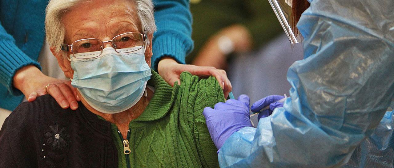 Una mujer recibe la vacuna contra el COVID en la residencia Xardín da Rabeda, de San Cibrao das Viñas. |   // IÑAKI OSORIO