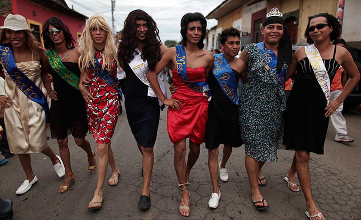 Hombres vestidos de mujer new arrivals