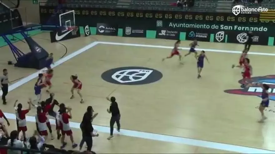 El espectacular mate de Amelia Alonso con 12 años antes de fichar por el Valencia Basket.