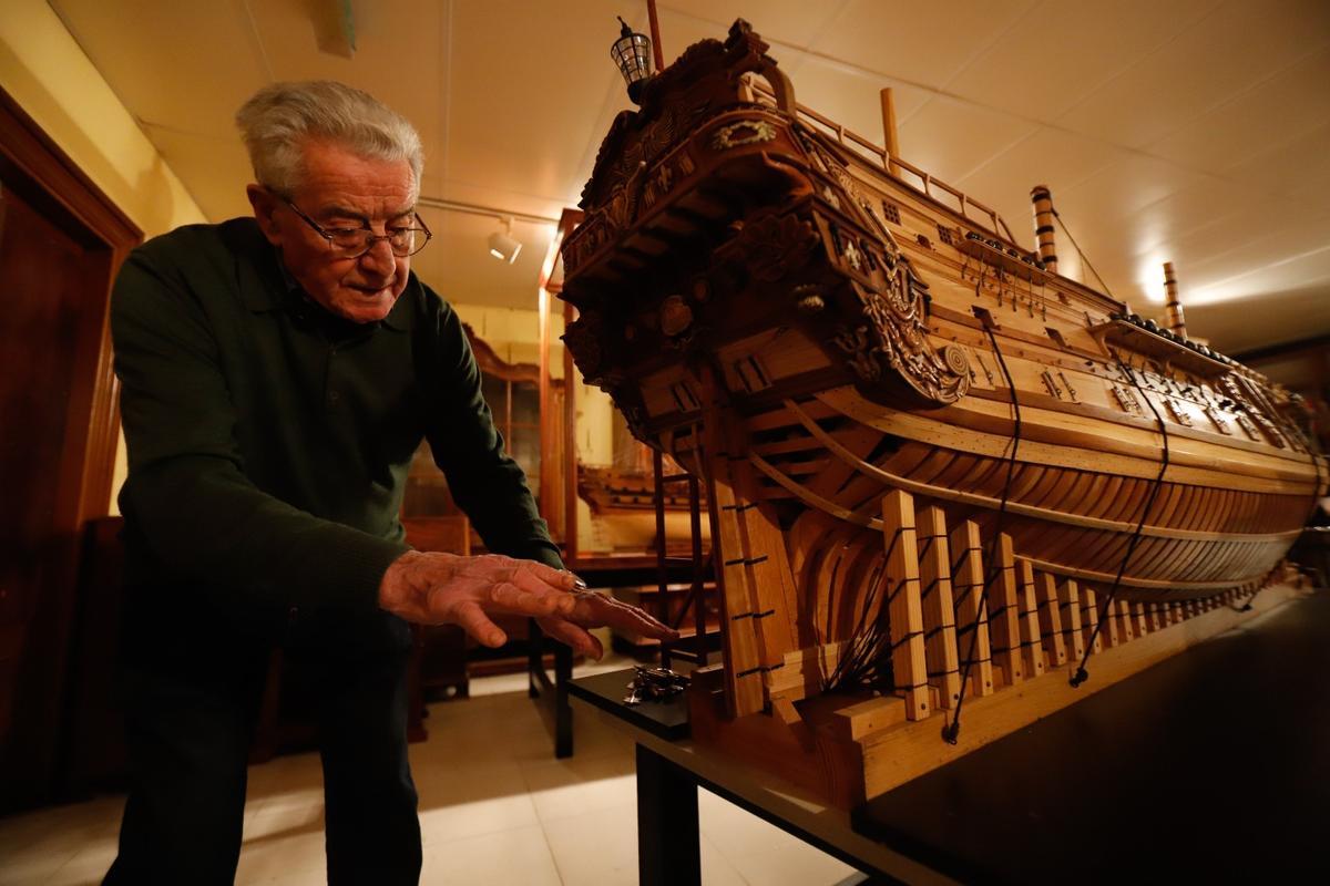 Ricardo Ferrer ante su embarcación más detallada.