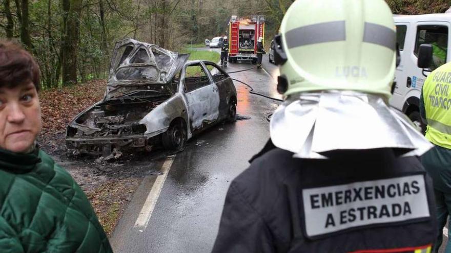 El coche incendiado en el vial A Estrada-Ponte Ulla quedó completamente calcinado. // Bernabé / Celso Seijas