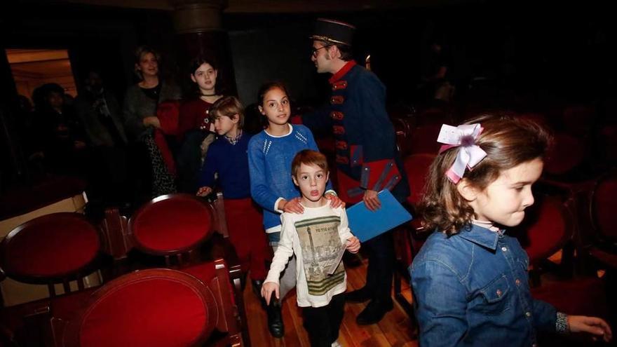 Niños que participaron ayer en las visitas guiadas al Palacio Valdés.