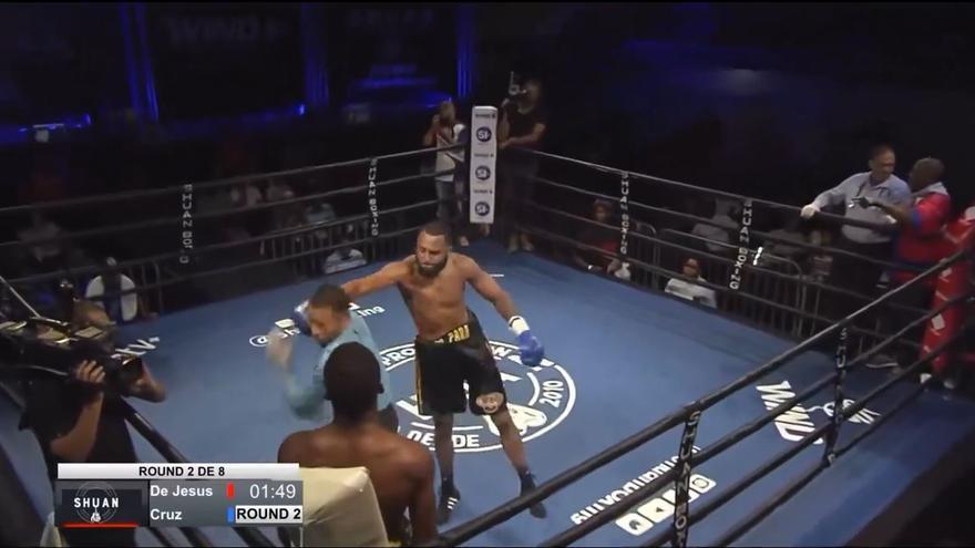 ¡Lo nunca visto! Un árbitro para un combate de boxeo y pasa eso...