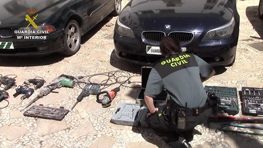 Agentes de la Guardia Civil durante la Operación Karma.