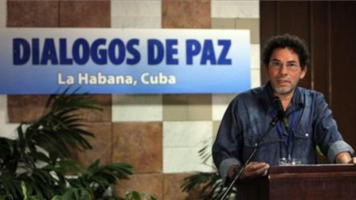 El comandante de las FARC-EP Pastor Alape lee un comunicado en el Palacio de Convenciones de La Habana (Cuba), donde continúan los diálogos de paz, este miércoles.