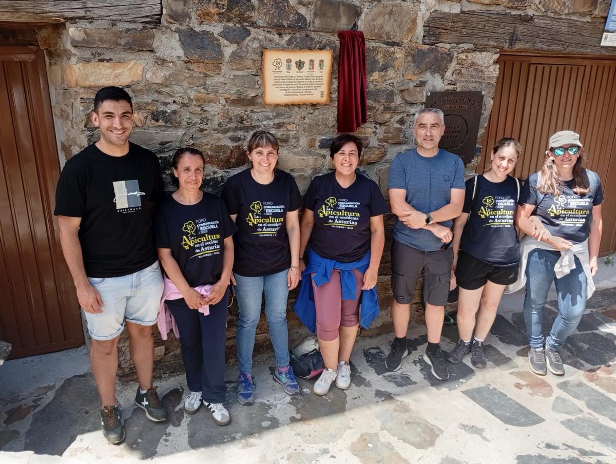 En imágenes: Una treintena de alumnos de Castropol, Boal y los Oscos descubren la apicultura tradicional en Ibias