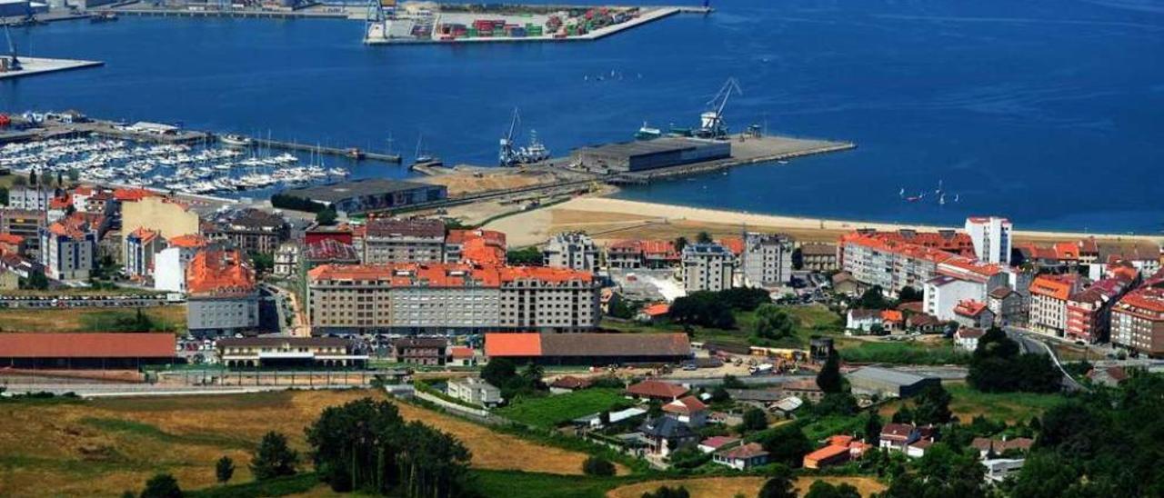 Vista de la ciudad de Vilagarcía desde el entorno del pazo de A Golpilleira. // Iñaki Abella