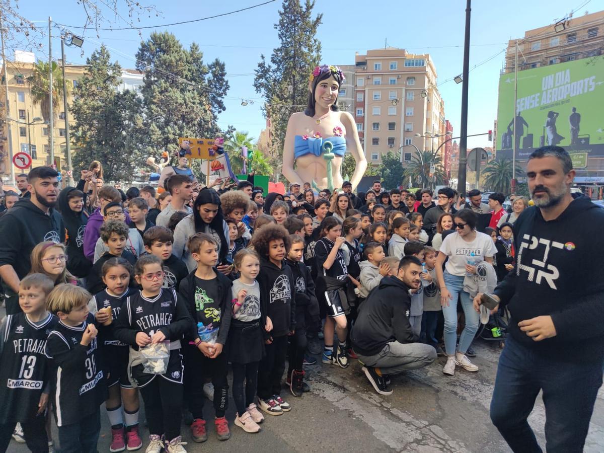 Al fondo de la fotografía el ninot que representa a Noah Higón, luchadora incansable contra las enfermedades raras