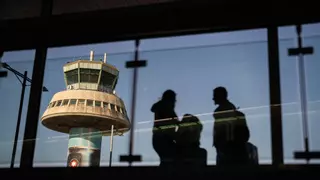 Entidades y vecinos piden al alcalde de Castelldefels que vote en contra de la ampliación del aeropuerto en el Parlament