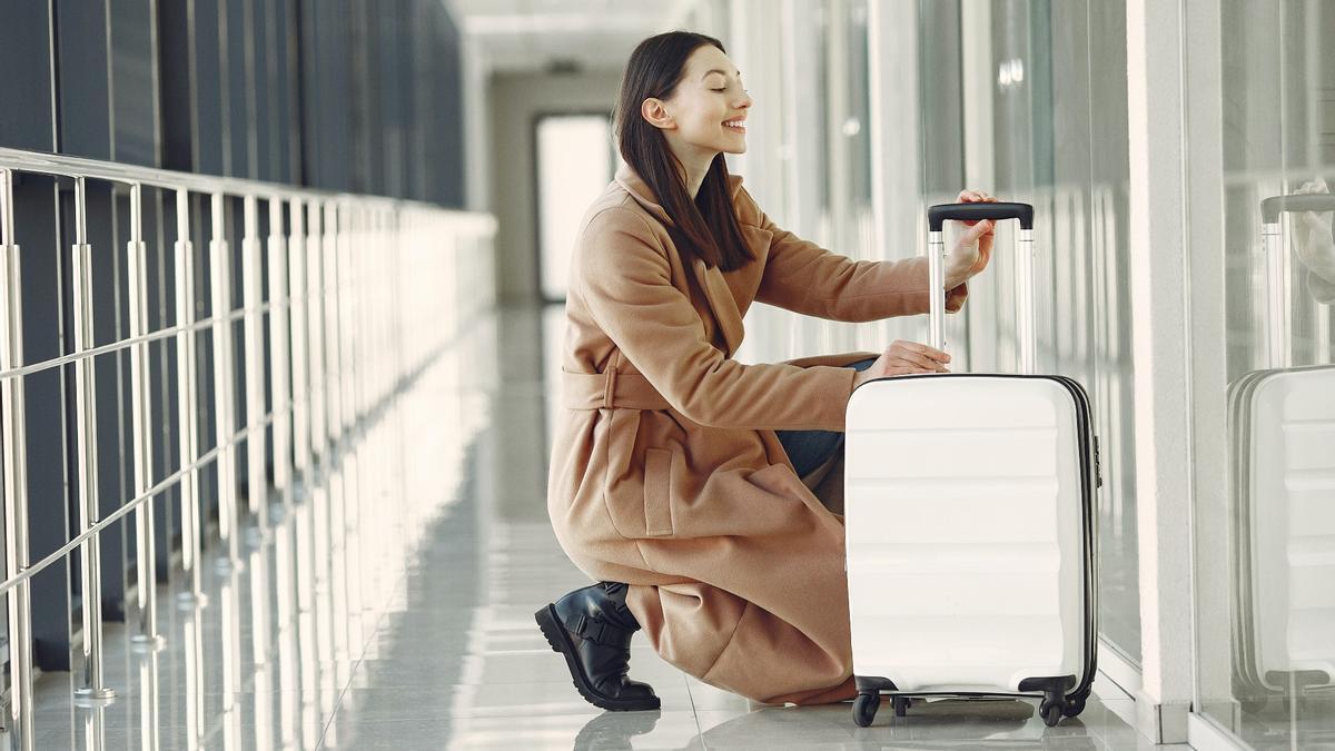 Aeropuerto maleta mujer