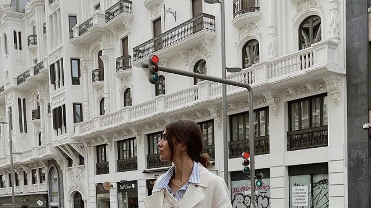 El look de Mery Turiel con abrigo blanco de Zara, vaqueros anchos y zapatillas Converse