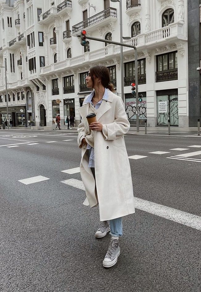 Olvídate de las rebajas 2021 porque Mery Turiel ha estrenado el abrigo  blanco y largo de la nueva colección de Zara que mejor queda con jeans y  Converse - Woman