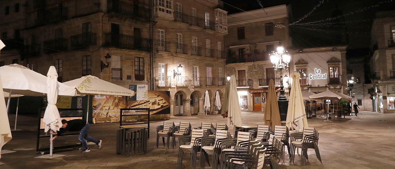 Imagen de una terraza en la Praza da Constitución, antes del cierre de la hostelería.