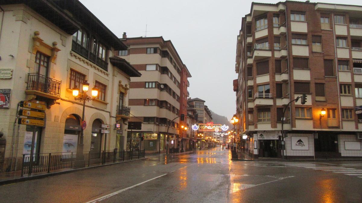 Cangas de Onís, esta mañana, como si fuera al anochecer.